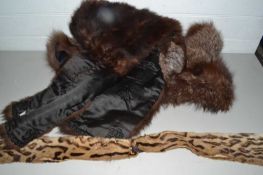 Mixed Lot: Various vintage fur scarves and wraps
