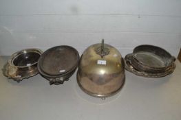 Mixed Lot: Silver plated meat cover, serving dishes, tray and other items