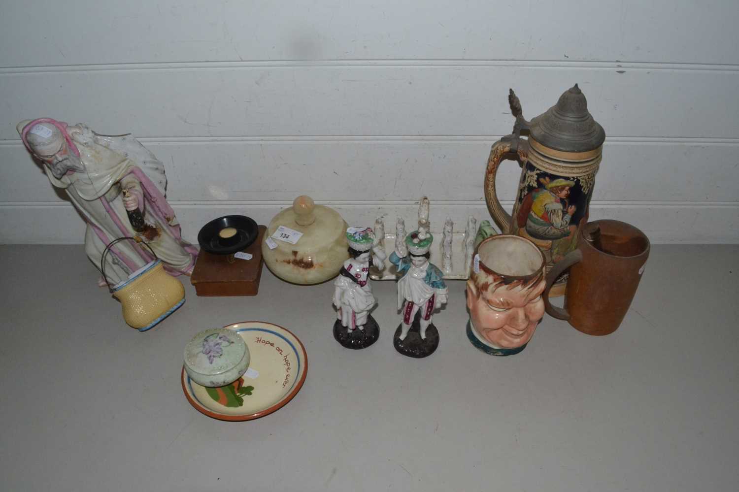 Mixed Lot: Various assorted ceramics to include various figurines, toast rack and other items