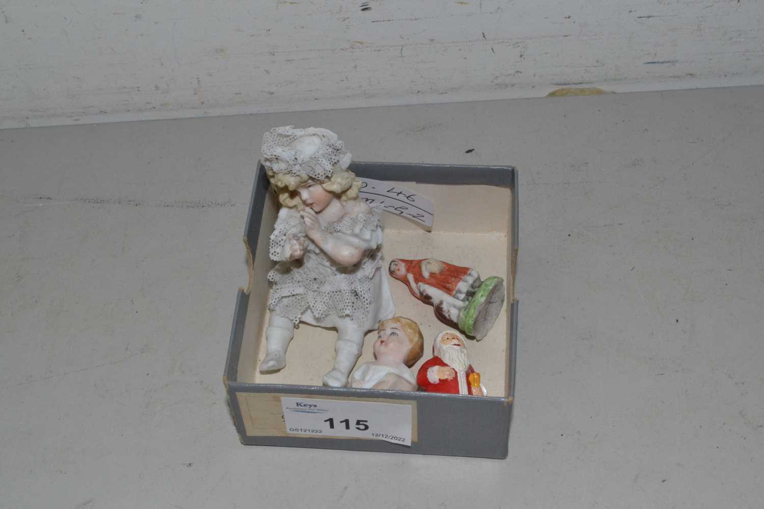 Mixed Lot: Small porcelain figure of a girl and various others