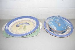 Mixed Lot: Modern Wedgwood serving dishes in the Sarah's Garden pattern together with a quantity