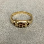 18 ct gold and garnet ring with worn marks 2.2 g size M