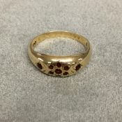 18 ct gold and garnet ring with worn marks 2.2 g size M