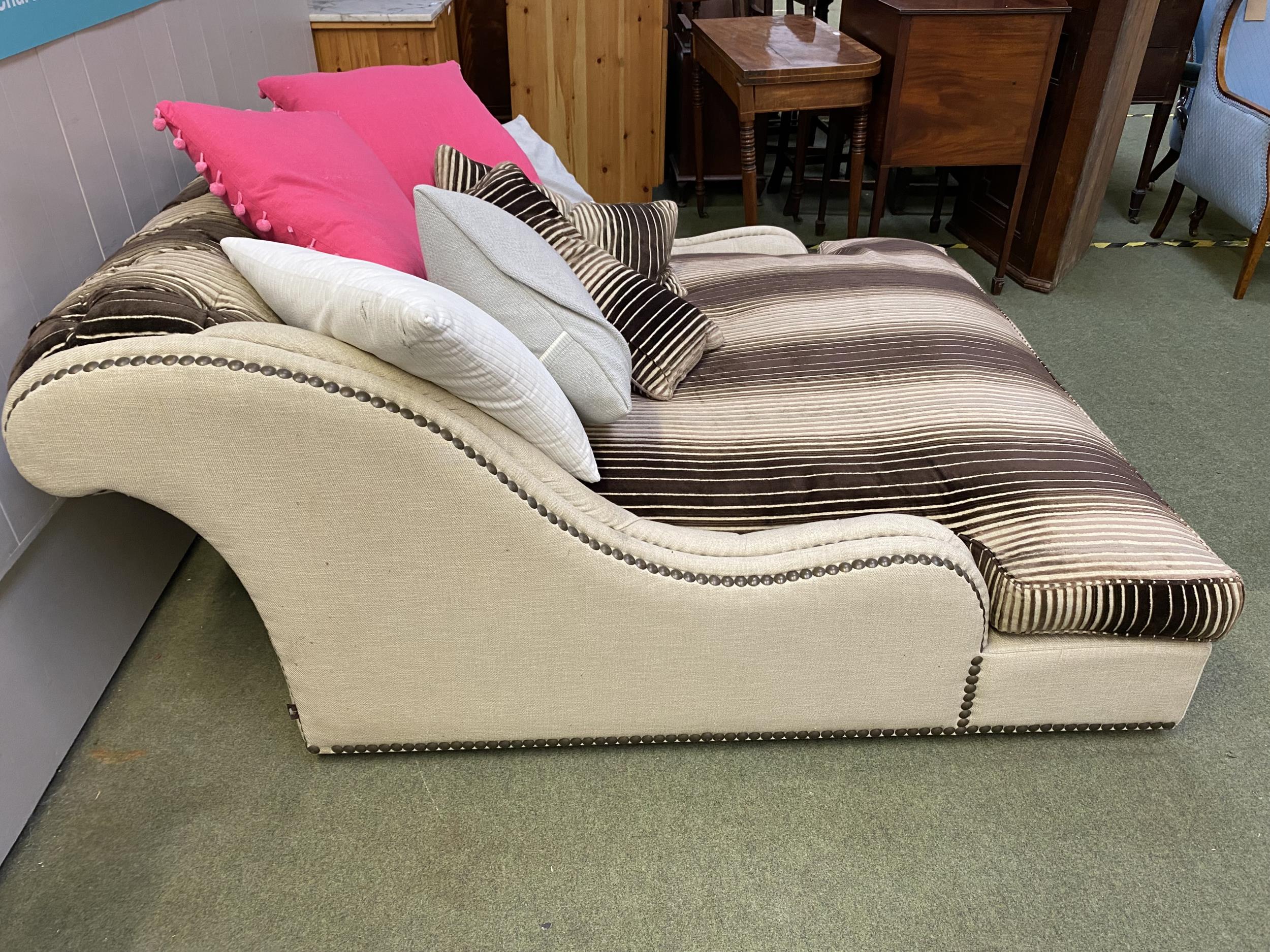 Large cream and button upholstered chaise longue/bed, with central striped upholstered cushion, - Image 3 of 4