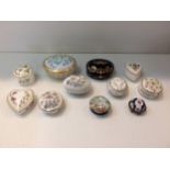 A quantity of decorative C20th china lidded pots, to include Wedgwood