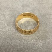 9 ct gold wedding band with bright cut decoration 2.5 g size L