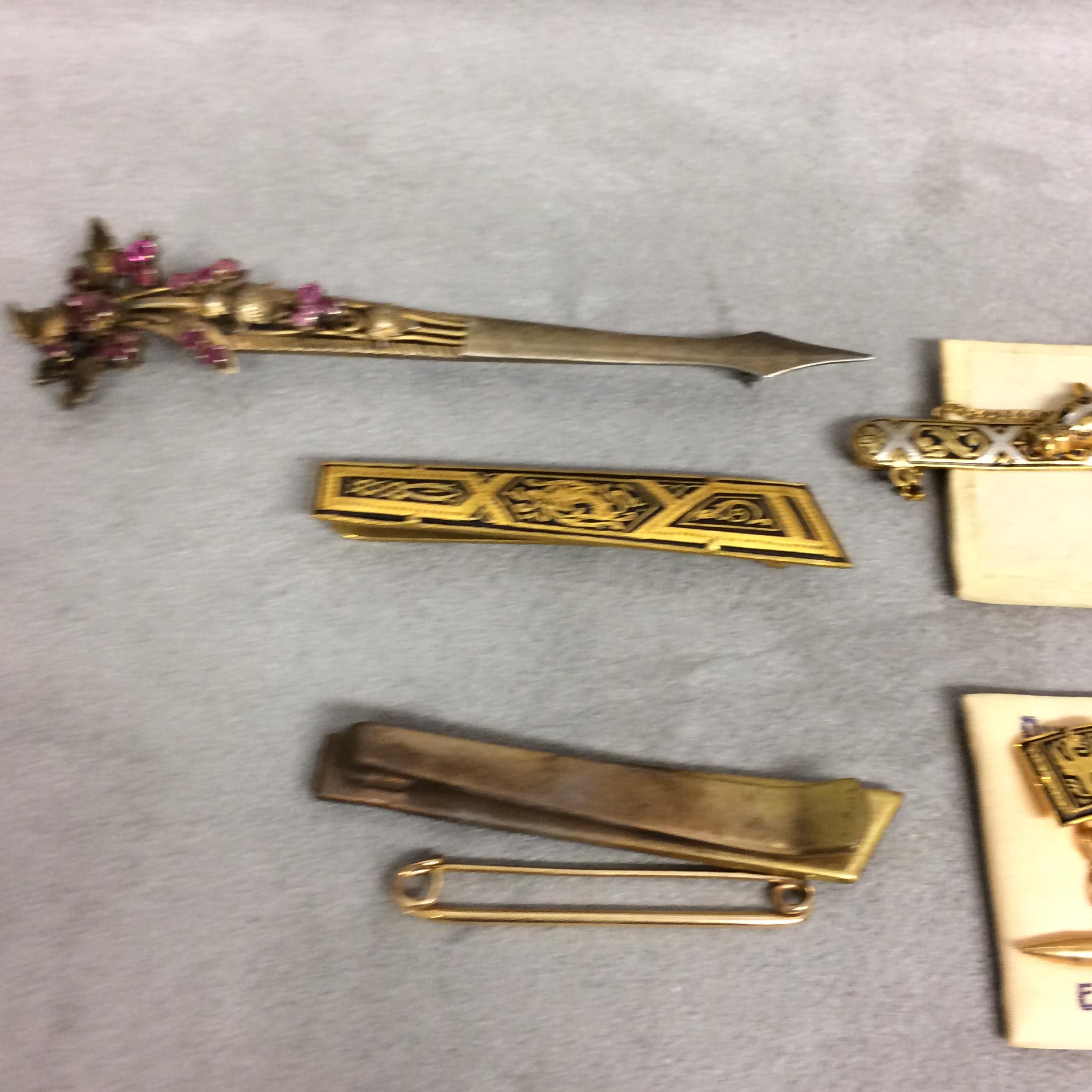 Collection of unmarked yellow and white metal dress items to include cufflinks, dress studs, and - Image 8 of 9