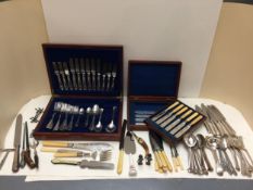 A quantity of silver plated items to include cased flat ware, forks and knives etc