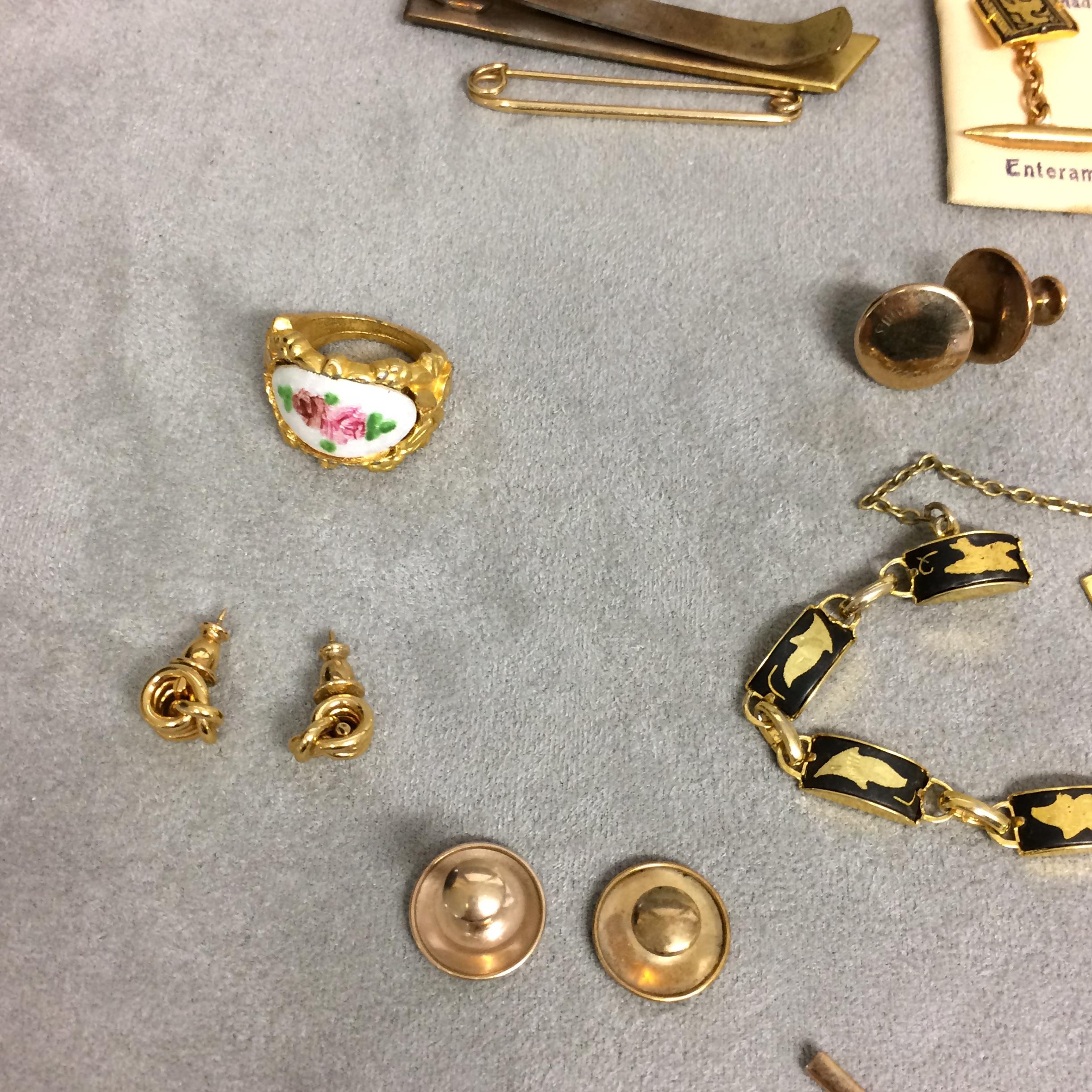 Collection of unmarked yellow and white metal dress items to include cufflinks, dress studs, and - Image 6 of 9