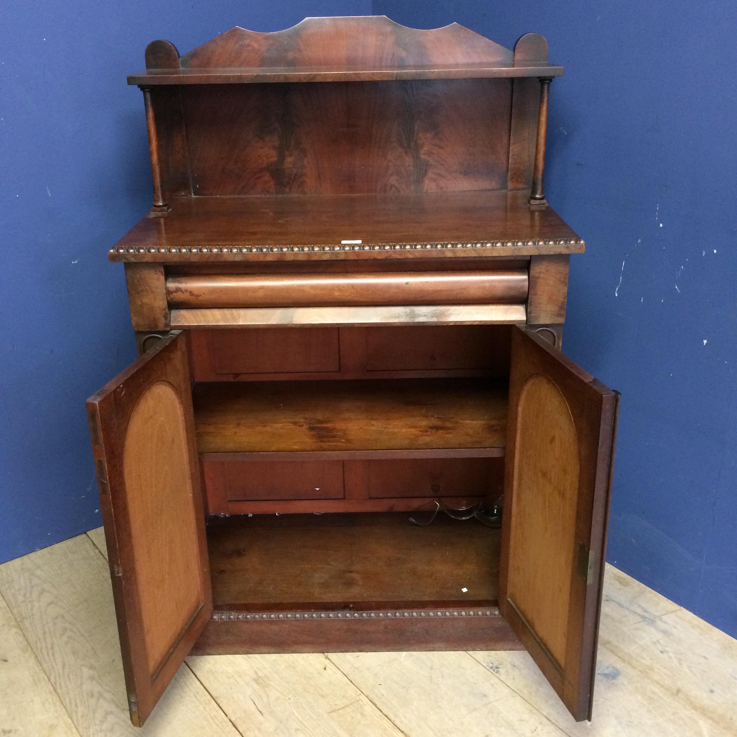 Mahogany buffet, with a shelf above a two door cupboard opening to reveal shelf 129h x 84w x 46d cm - Image 4 of 5