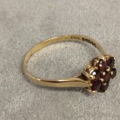 9ct gold and garnet set flower ring 1.8g, size R