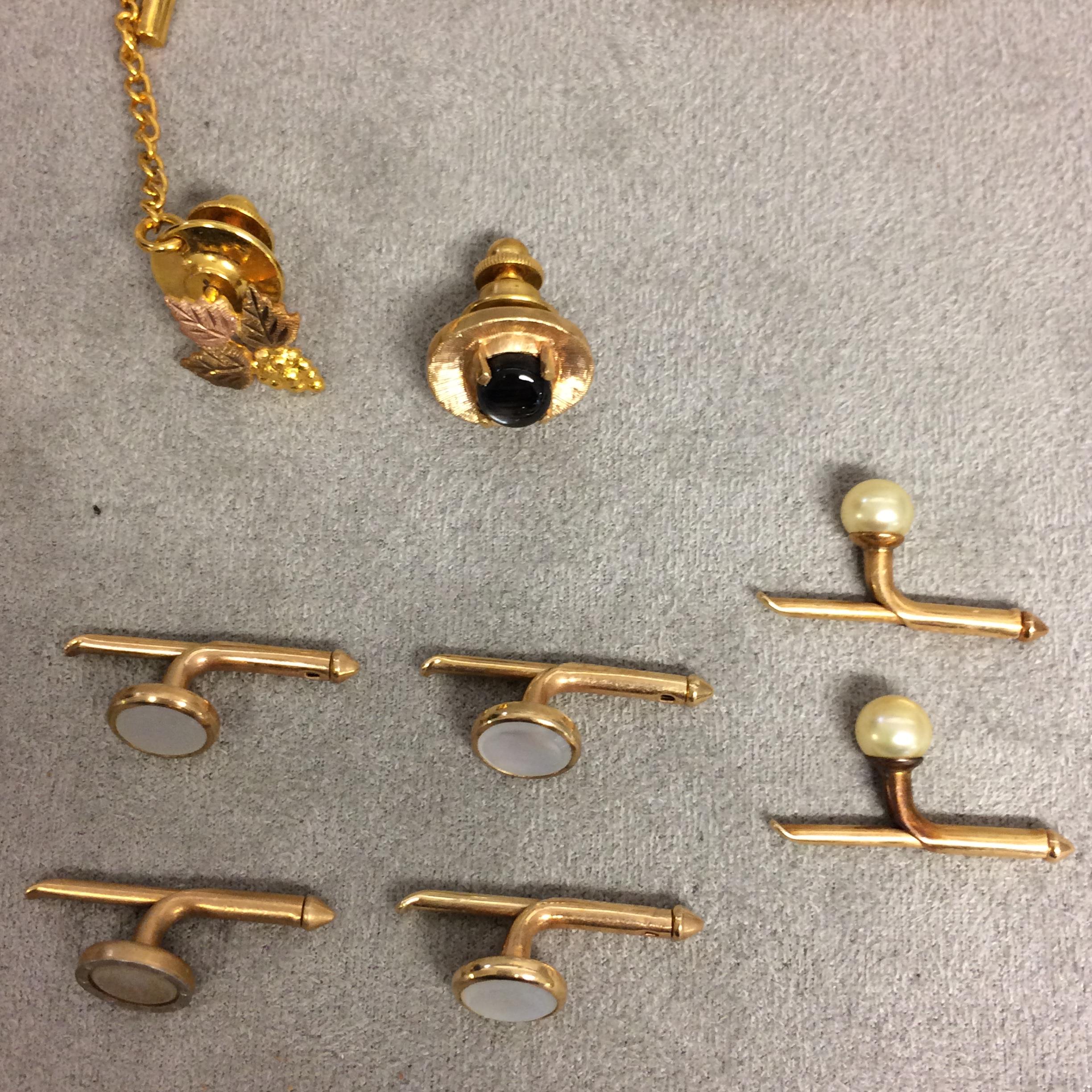 Collection of unmarked yellow and white metal dress items to include cufflinks, dress studs, and - Image 4 of 9