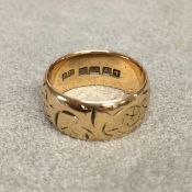 18ct gold wedding band with etched decoration, 8.5g, Size L