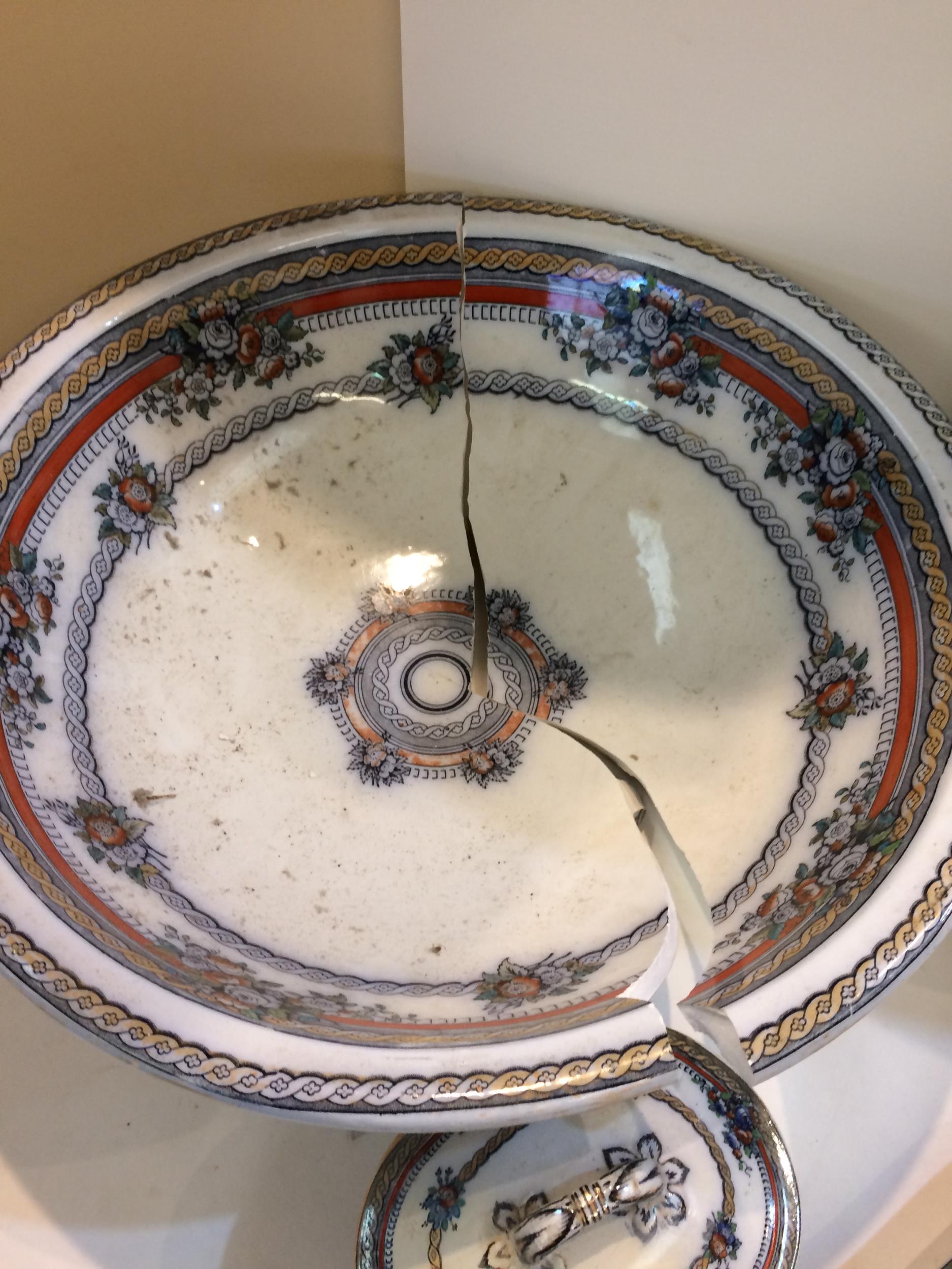 A quantity of china - large wash jug and bowl, with some wear and damage - Image 2 of 6