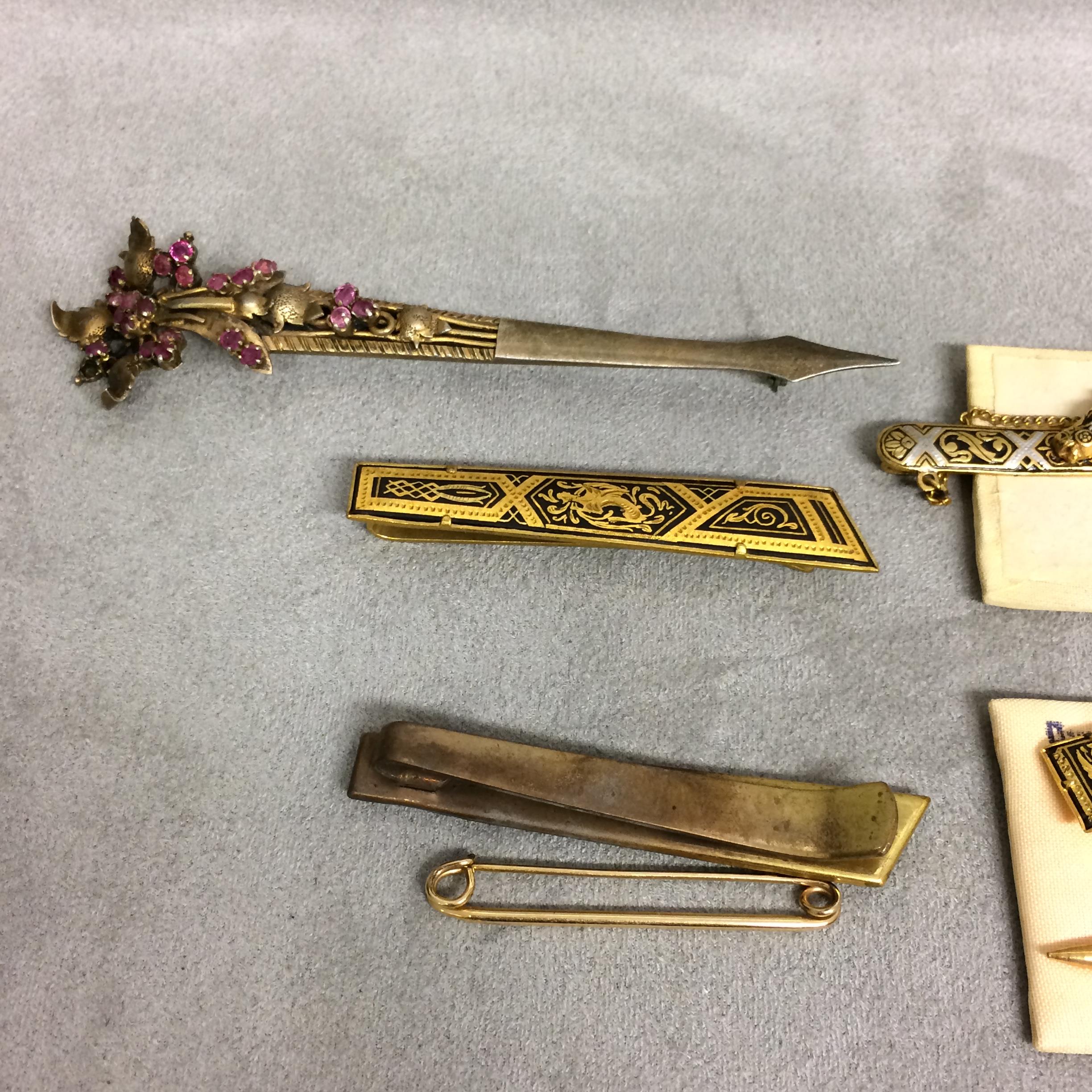 Collection of unmarked yellow and white metal dress items to include cufflinks, dress studs, and - Image 7 of 9