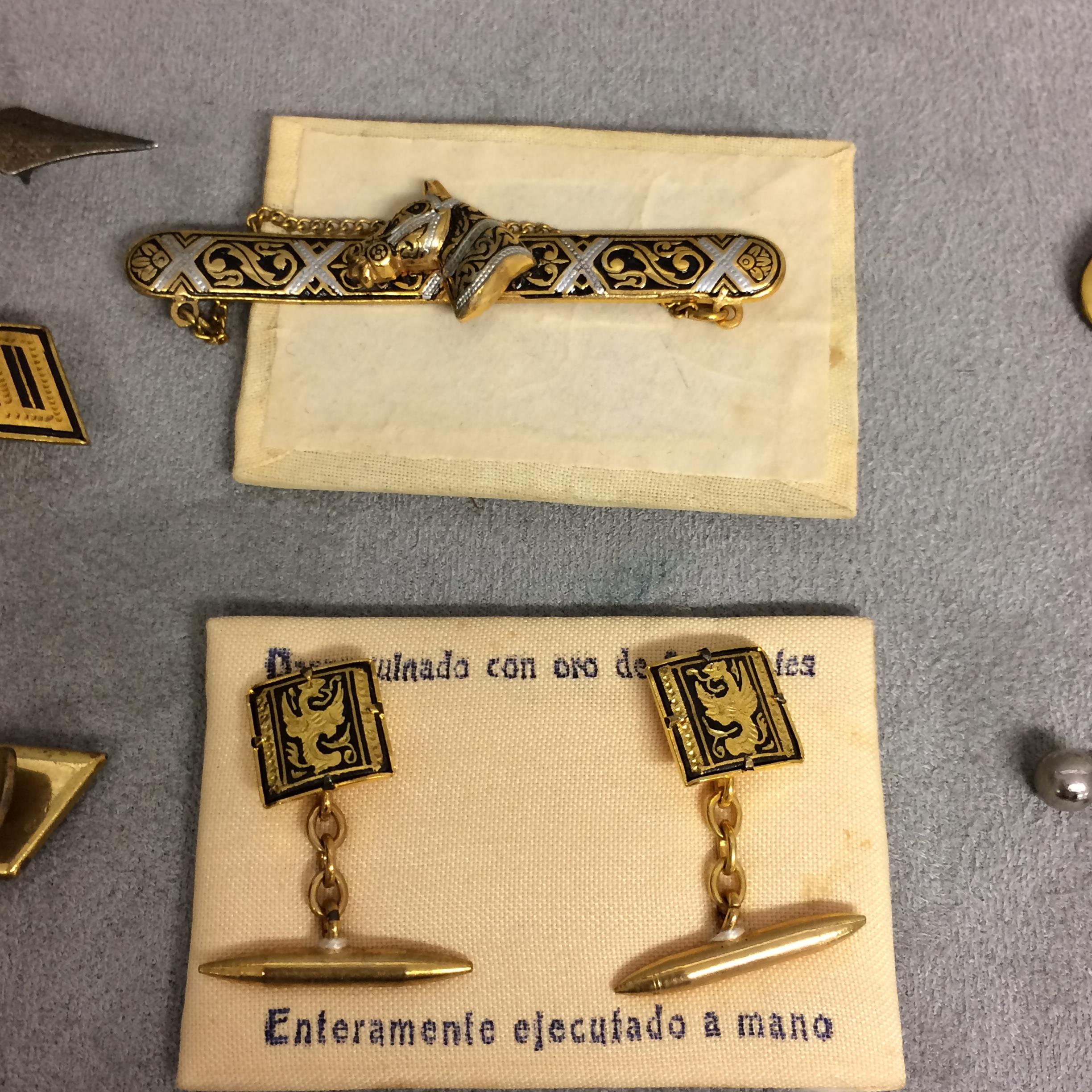 Collection of unmarked yellow and white metal dress items to include cufflinks, dress studs, and - Image 9 of 9