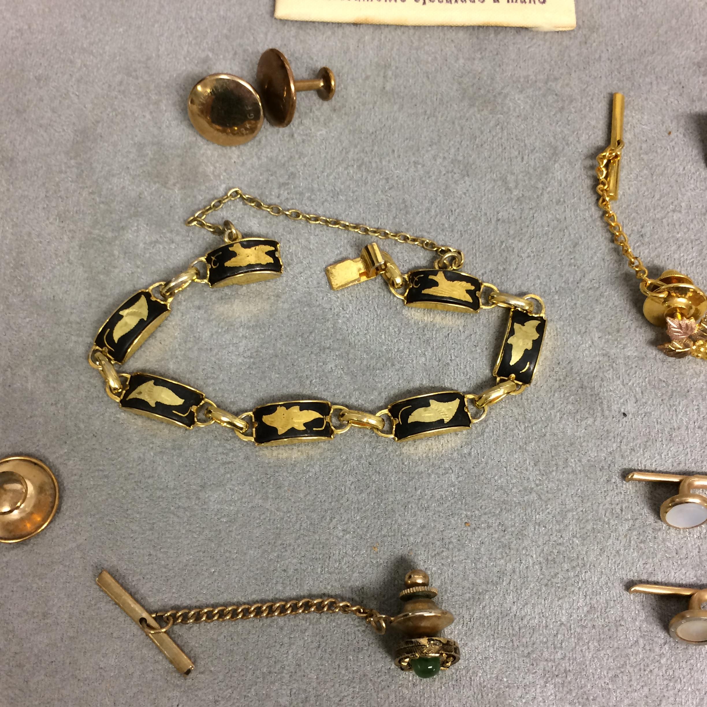 Collection of unmarked yellow and white metal dress items to include cufflinks, dress studs, and - Image 5 of 9