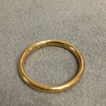 An 19ct gold wedding band, 3.6g, size P