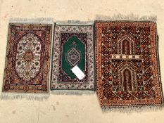 Quantity of small rugs/prayer mats, as found, 56x74; 38x58; 39x64; 310x402cm