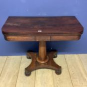 William IV style mahogany foldover card table (baize worn) with turned column to quadrefoil base