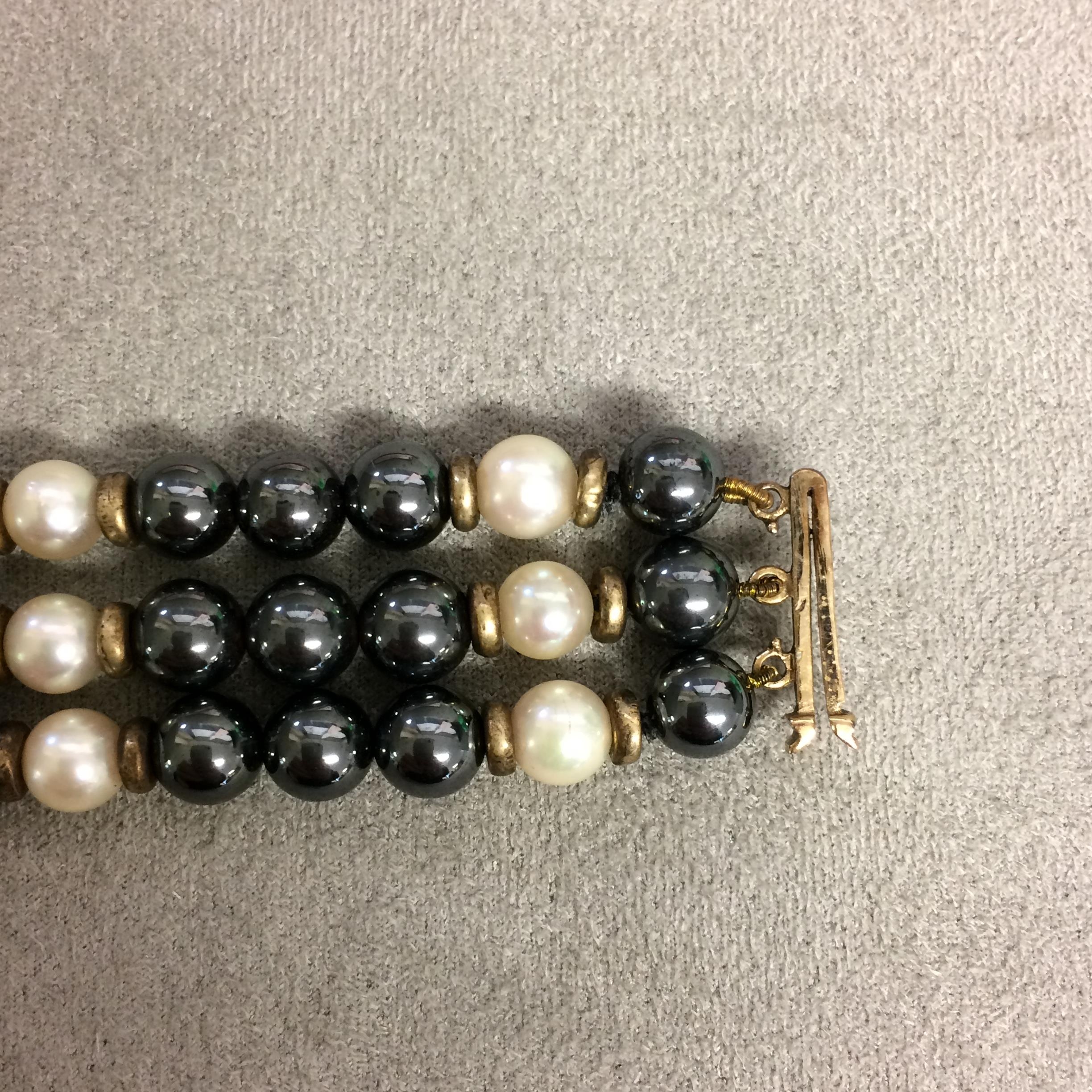 Annabel Jones triple stand pearl bracelet with alternate black and white cultured pearls with - Image 7 of 7