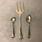 Mixed collection of sterling silver items to include toasting fork, and two tea spoons, 78g