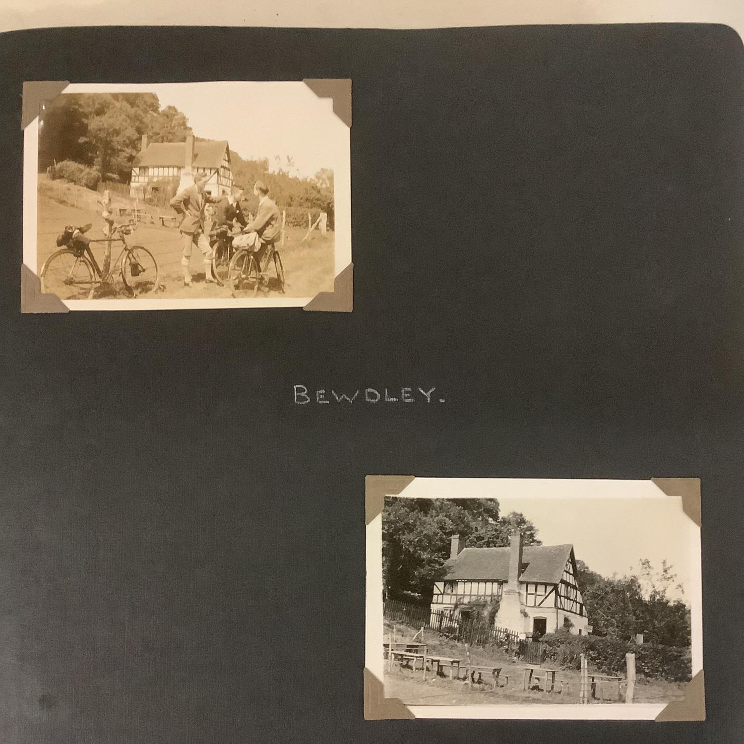 An album of black and white photos, including 1930s military photos, of soldiers, and horses, many - Bild 2 aus 13