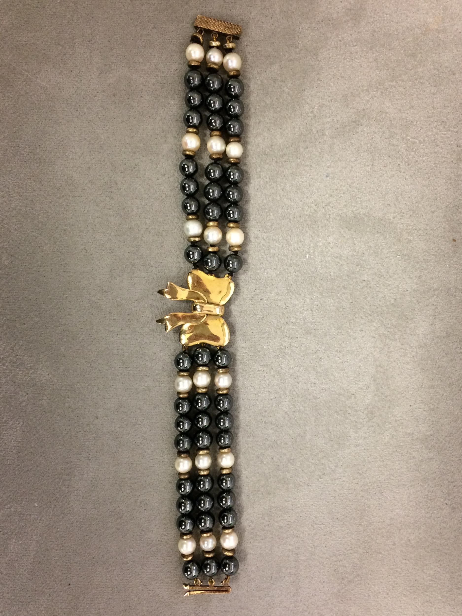 Annabel Jones triple stand pearl bracelet with alternate black and white cultured pearls with - Image 4 of 7