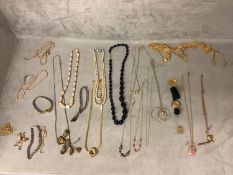 Collection of 9ct gold items to include a 9ct gold watch, 9ct locket and other yellow metal items