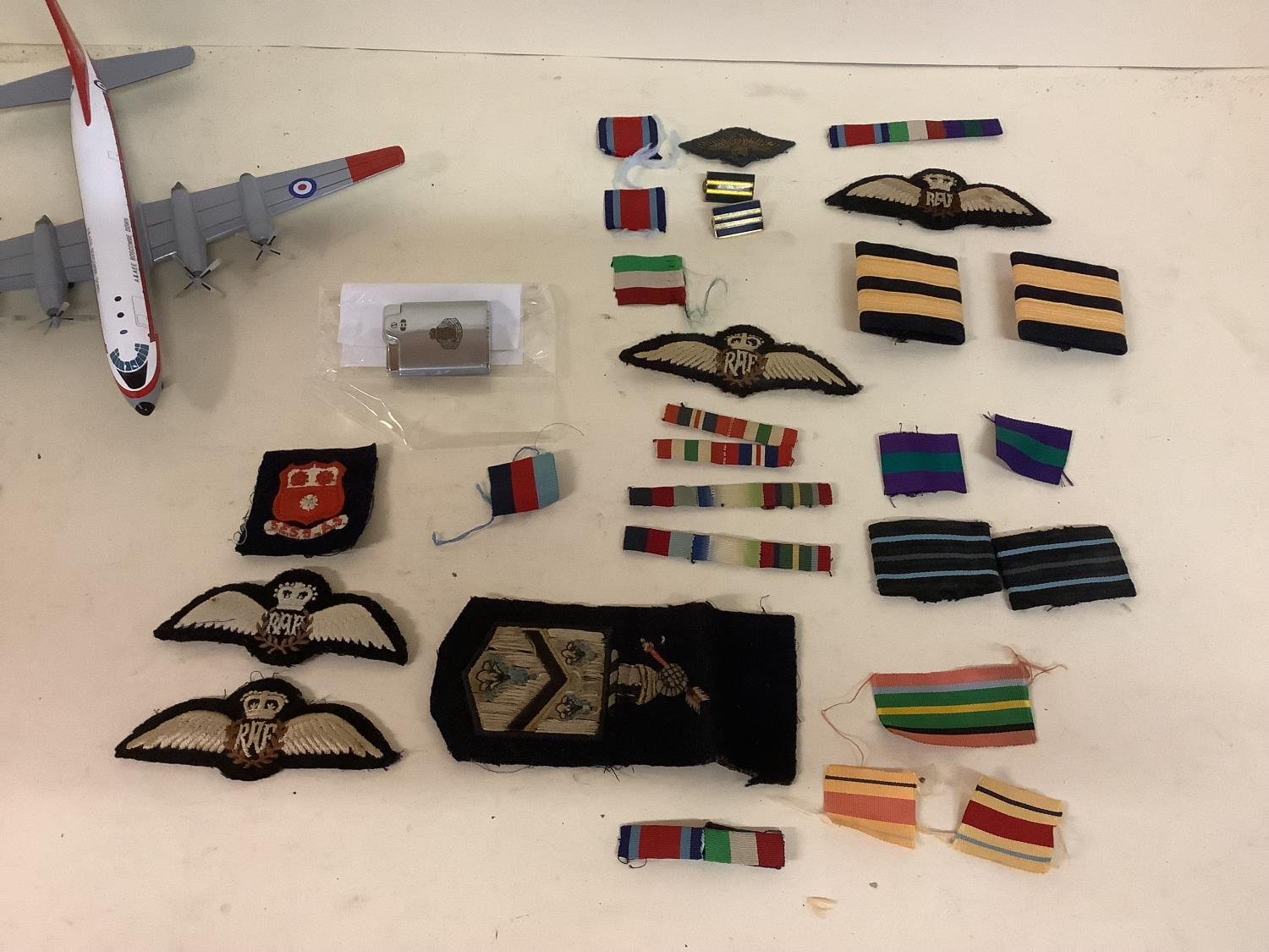 Quantity of Militaria cloth ribbons and badges and a lighter from QEII - Bild 3 aus 5