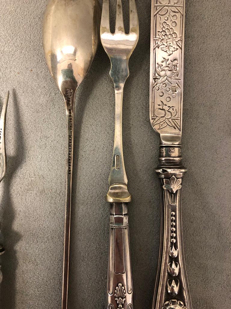 A 925 silver egg spoon by Mermod and Jaccard and decorative silver and silver handled flatware gross - Image 5 of 5