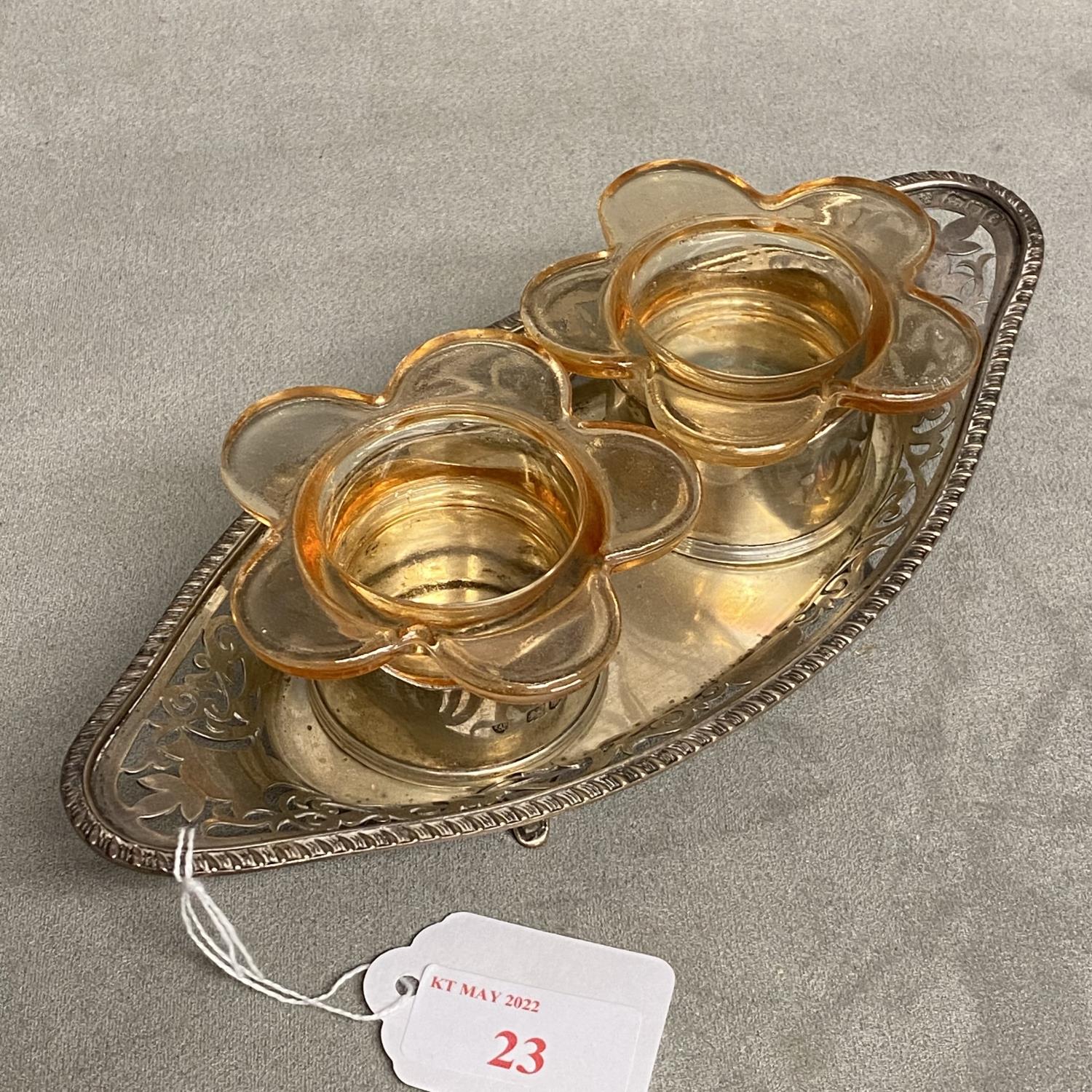 A Sterling silver double desk inkwell, with two glass inserts on a pierced stand, raised on four - Image 6 of 7