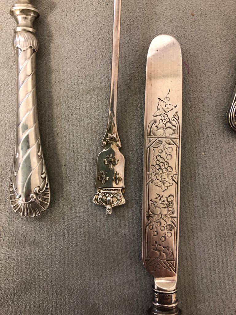 A 925 silver egg spoon by Mermod and Jaccard and decorative silver and silver handled flatware gross - Image 2 of 5