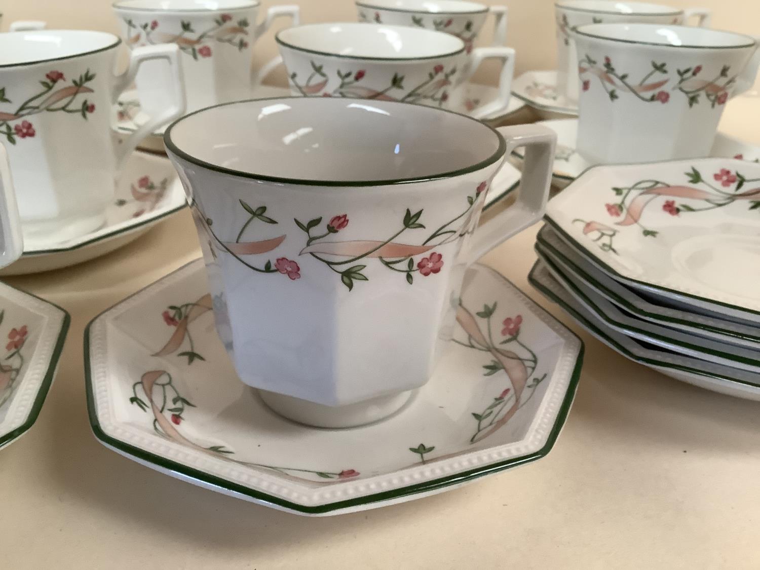 Quantity of china, to include cups and saucers, cigarette cards, and panels - Bild 2 aus 7