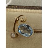 18 ct gold aquamarine and seed pearls gentleman's tie pin in a fitted leather case, 1.13g