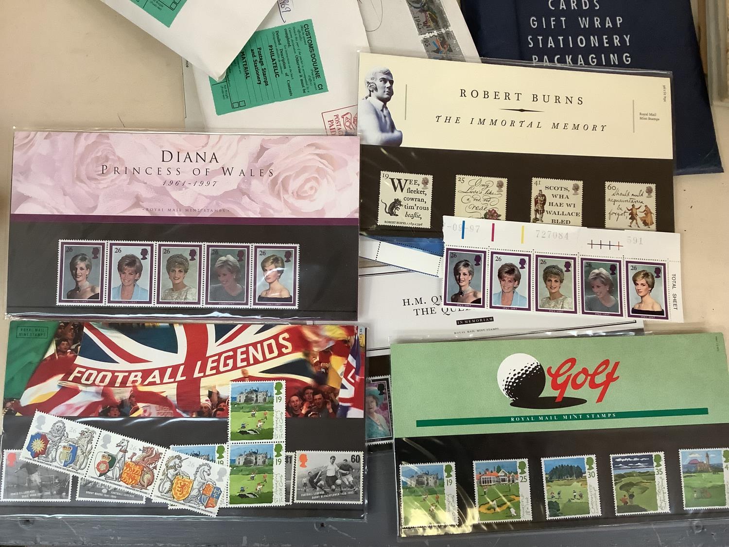 TWO COMMEMORATIVE STAMP ALBUMS, Great Britain and Chanel islands and loose stamps & a Quantity of - Bild 20 aus 41