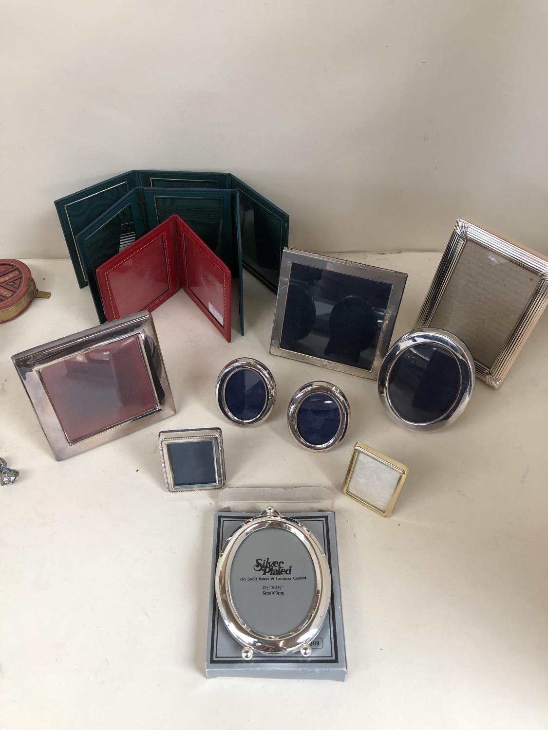 A collection of sterling silver and white metal items to include picture frames and boxed plated - Image 10 of 10