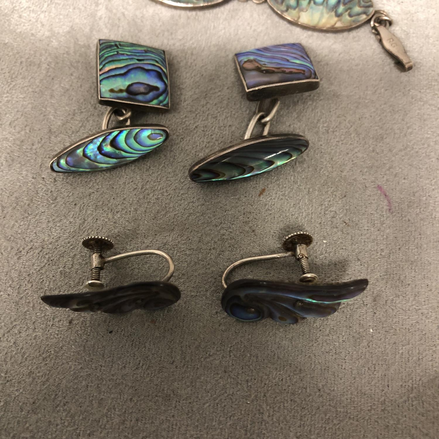 Collection of South African silver and Abalone shell jewellery, to include a panel bracelet, bird - Image 5 of 8