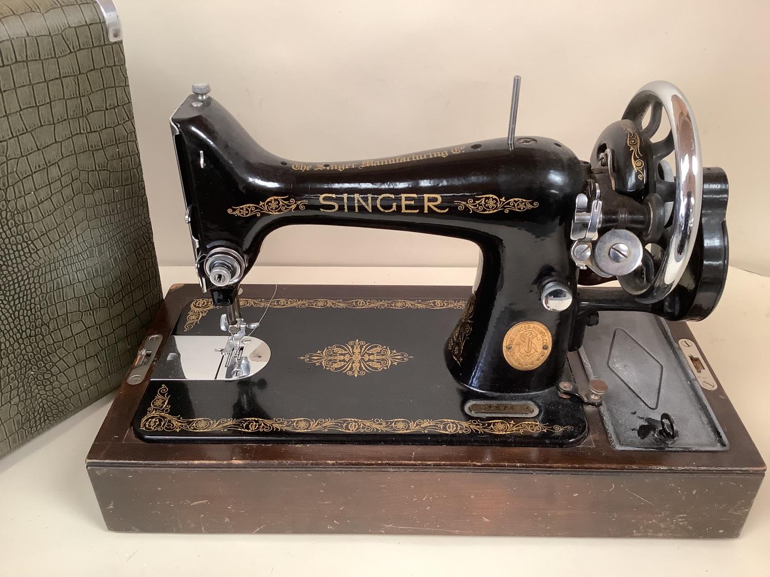 A vintage Singer Sewing Machine, see images for serial etc - Image 2 of 5