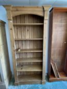 A good antique style pine bookshelf, with reeded side columns and arched pediment. Approx 213cm High