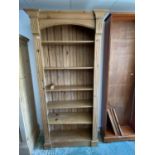 A good antique style pine bookshelf, with reeded side columns and arched pediment. Approx 213cm High