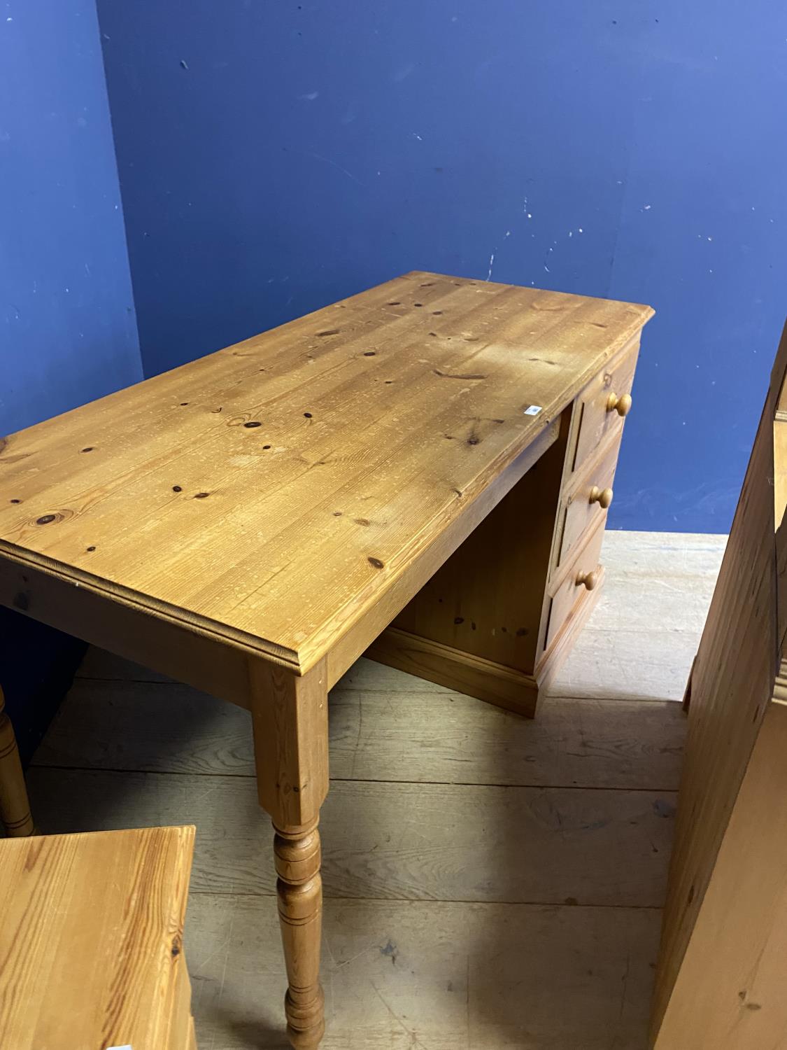 A modern pine desk with 3 drawers (136cm W), dressing chest with mirror over, and a small bedside - Image 5 of 5