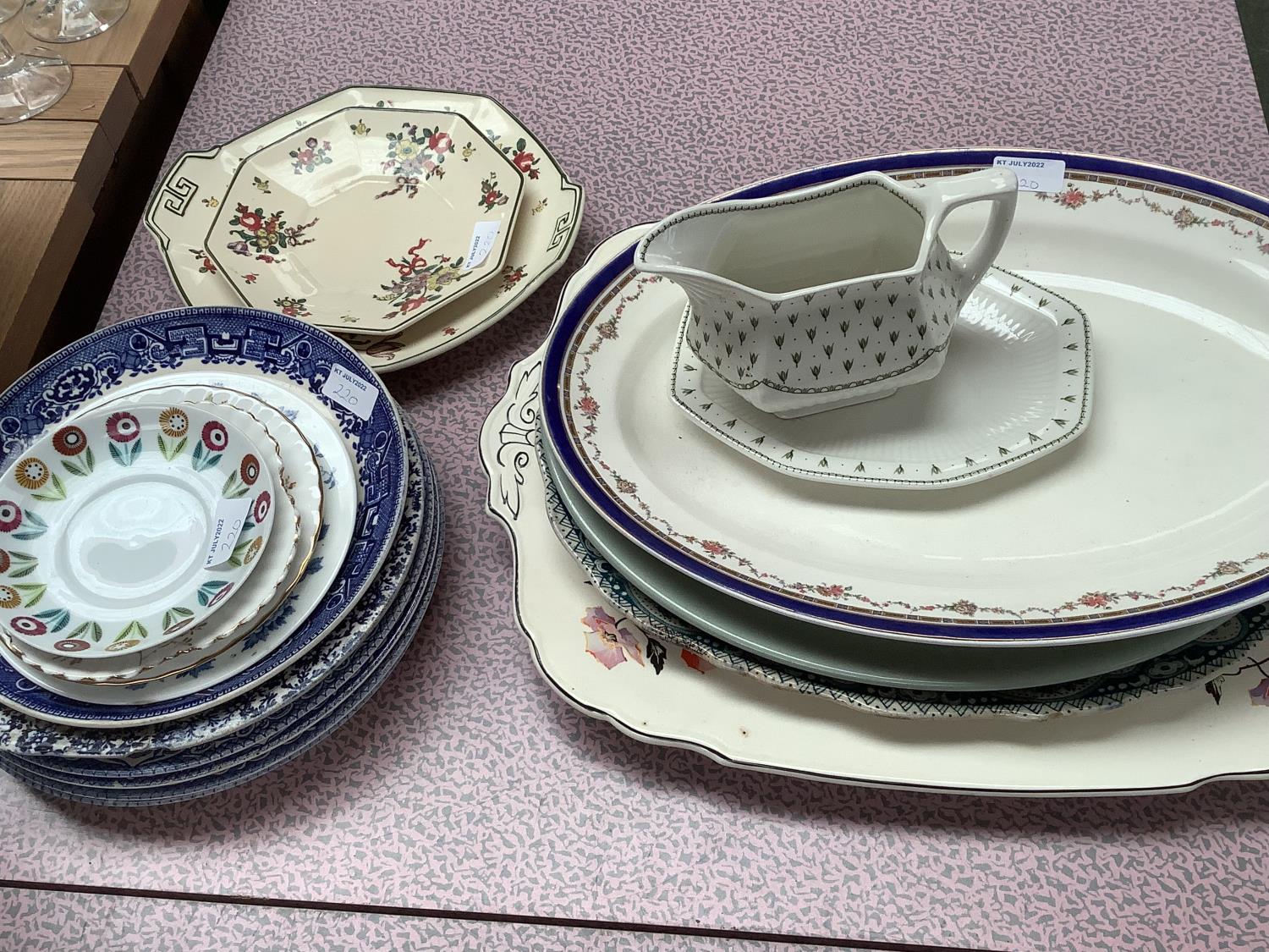 Quantity of China to include large modern jugs, platters, Spode Fortuna, Miniature tea set, - Bild 18 aus 19