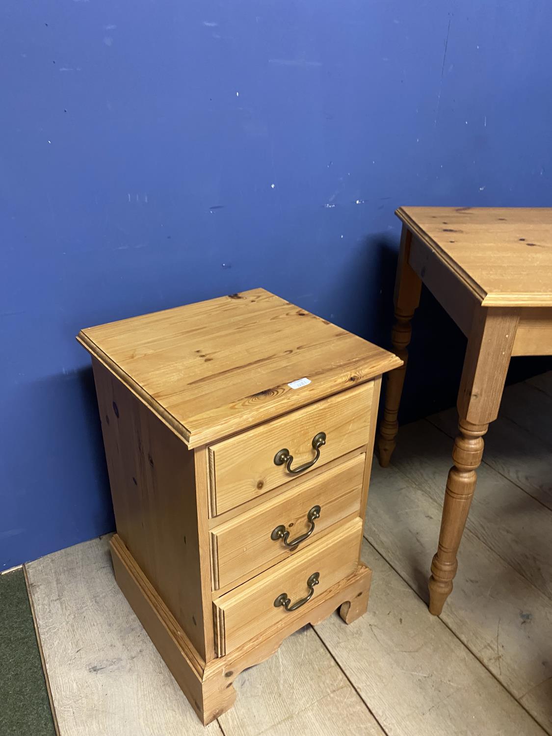 A modern pine desk with 3 drawers (136cm W), dressing chest with mirror over, and a small bedside - Image 4 of 5