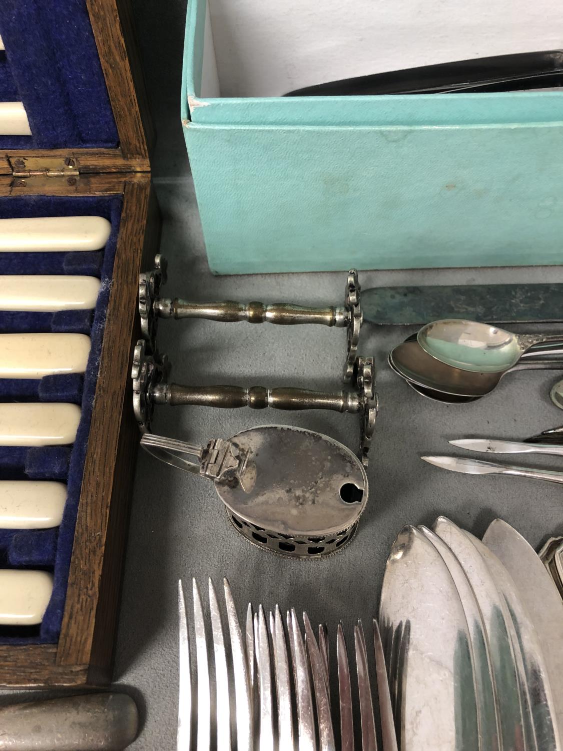 A large collection of silver plated wares to include boxed sets caddy spoons, asparagus tongs and - Image 6 of 14