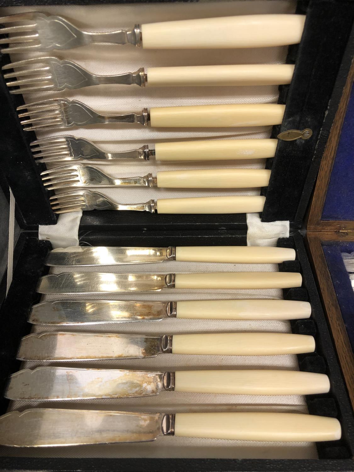 A large collection of silver plated wares to include boxed sets caddy spoons, asparagus tongs and - Image 4 of 14