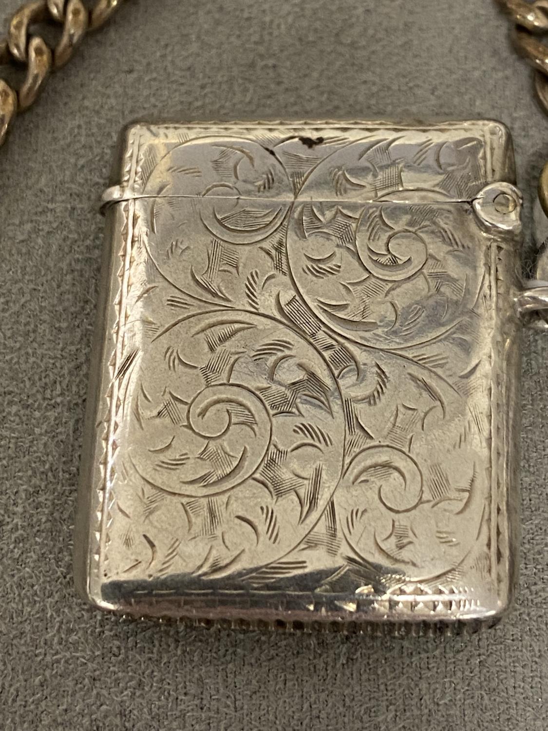 Stirling silver vesta case with chased decoration, Birmingham 1901, white metal curb link chain - Image 3 of 3