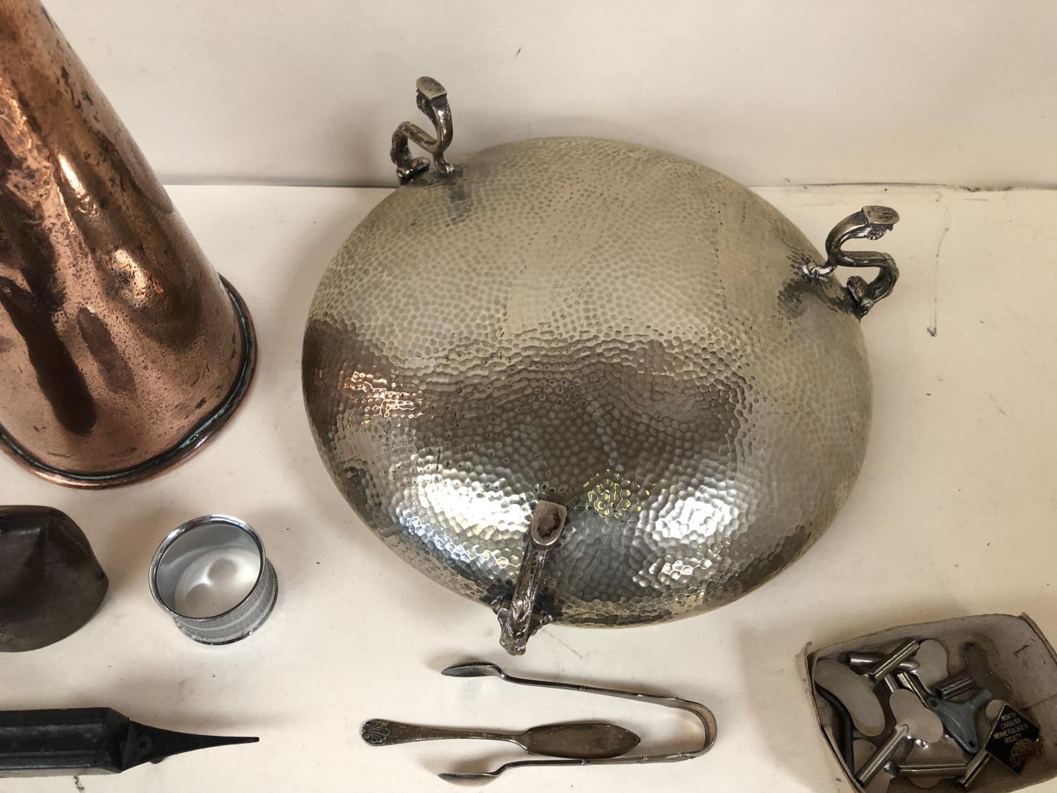 Collection of white metal items to include a planished rose bowl, copper funnel, pair of wick - Bild 7 aus 7