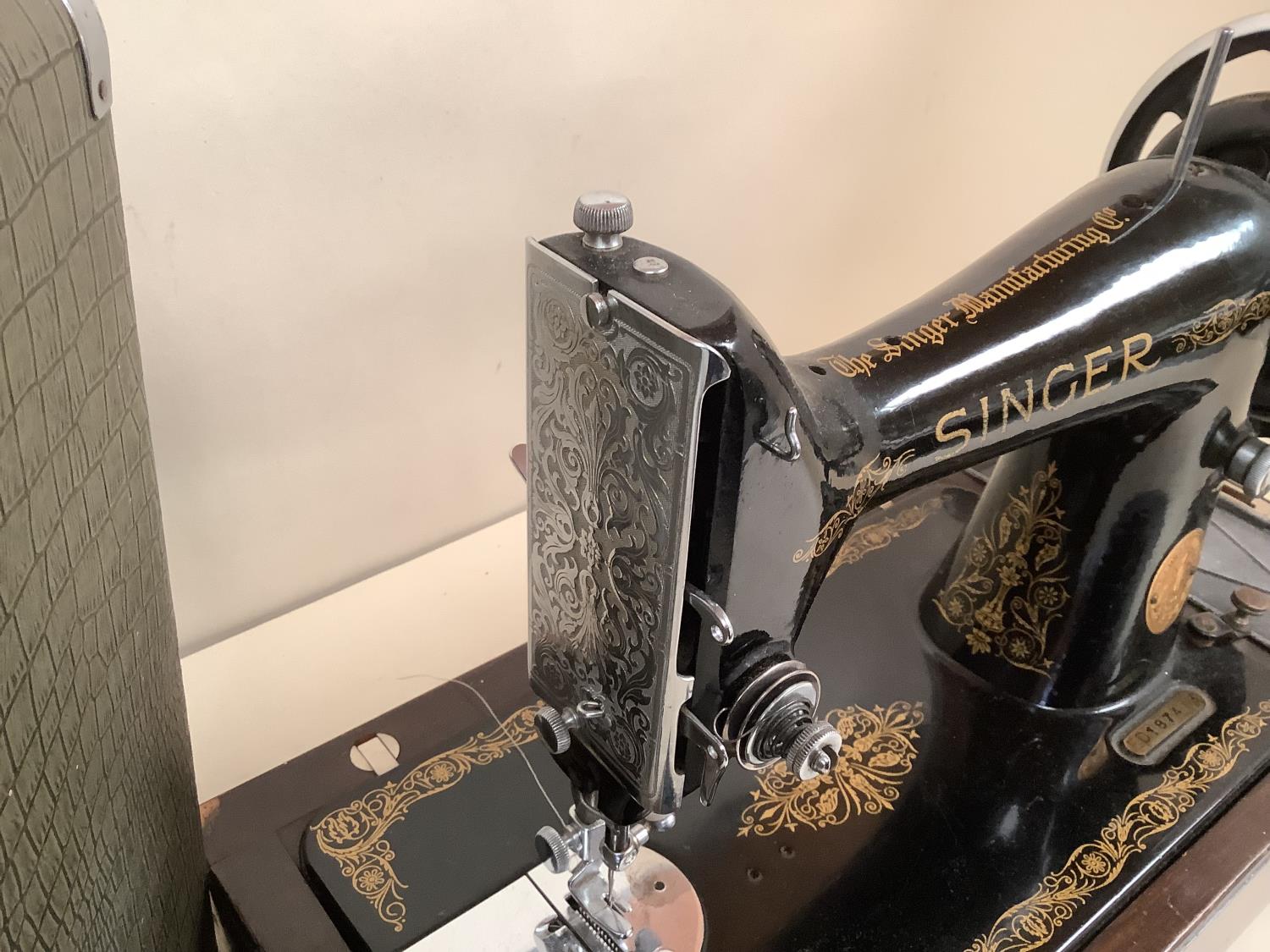 A vintage Singer Sewing Machine, see images for serial etc - Bild 3 aus 5