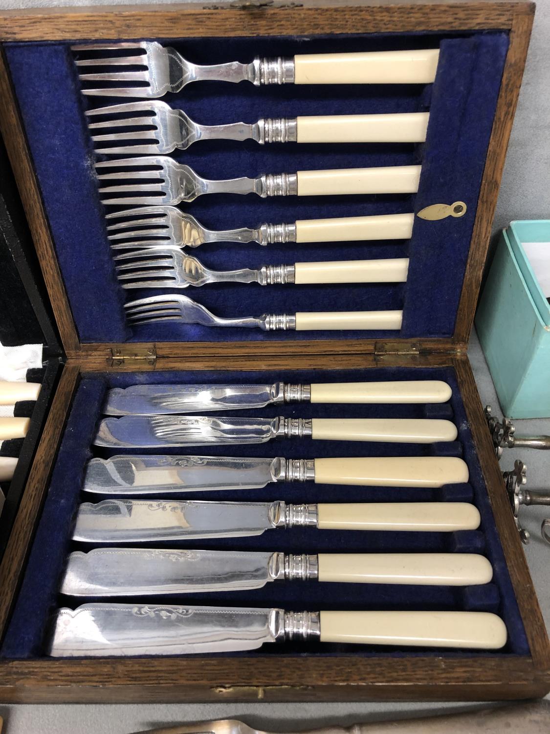 A large collection of silver plated wares to include boxed sets caddy spoons, asparagus tongs and - Image 5 of 14